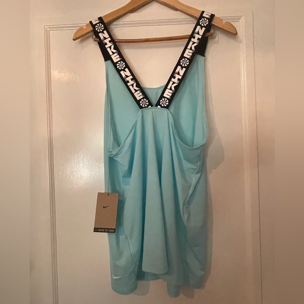 Nike Women’s Workout Top • NWT